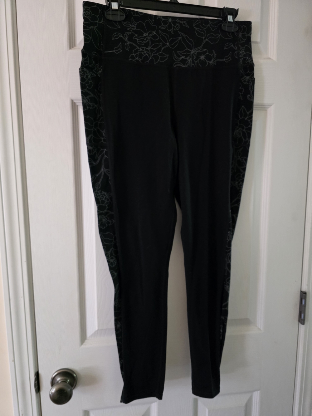 Skechers Black High-Rise Leggings with Subtle Floral Panels